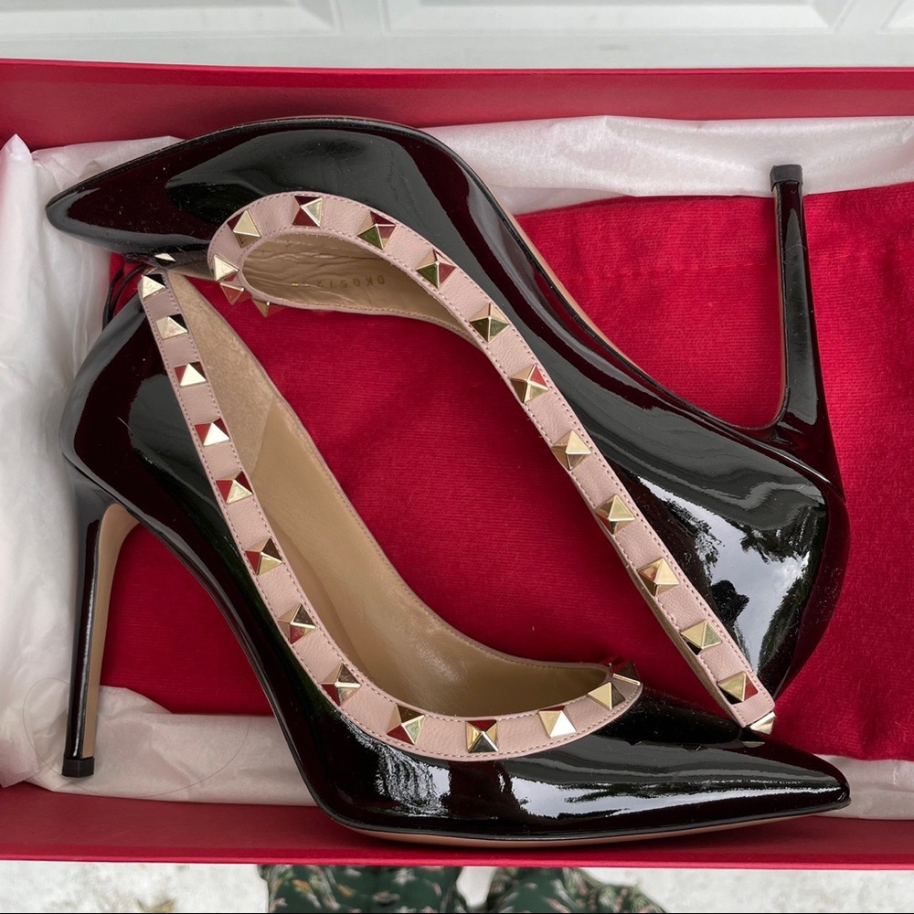 Beautiful black patent leather Valentino Garavani heels.